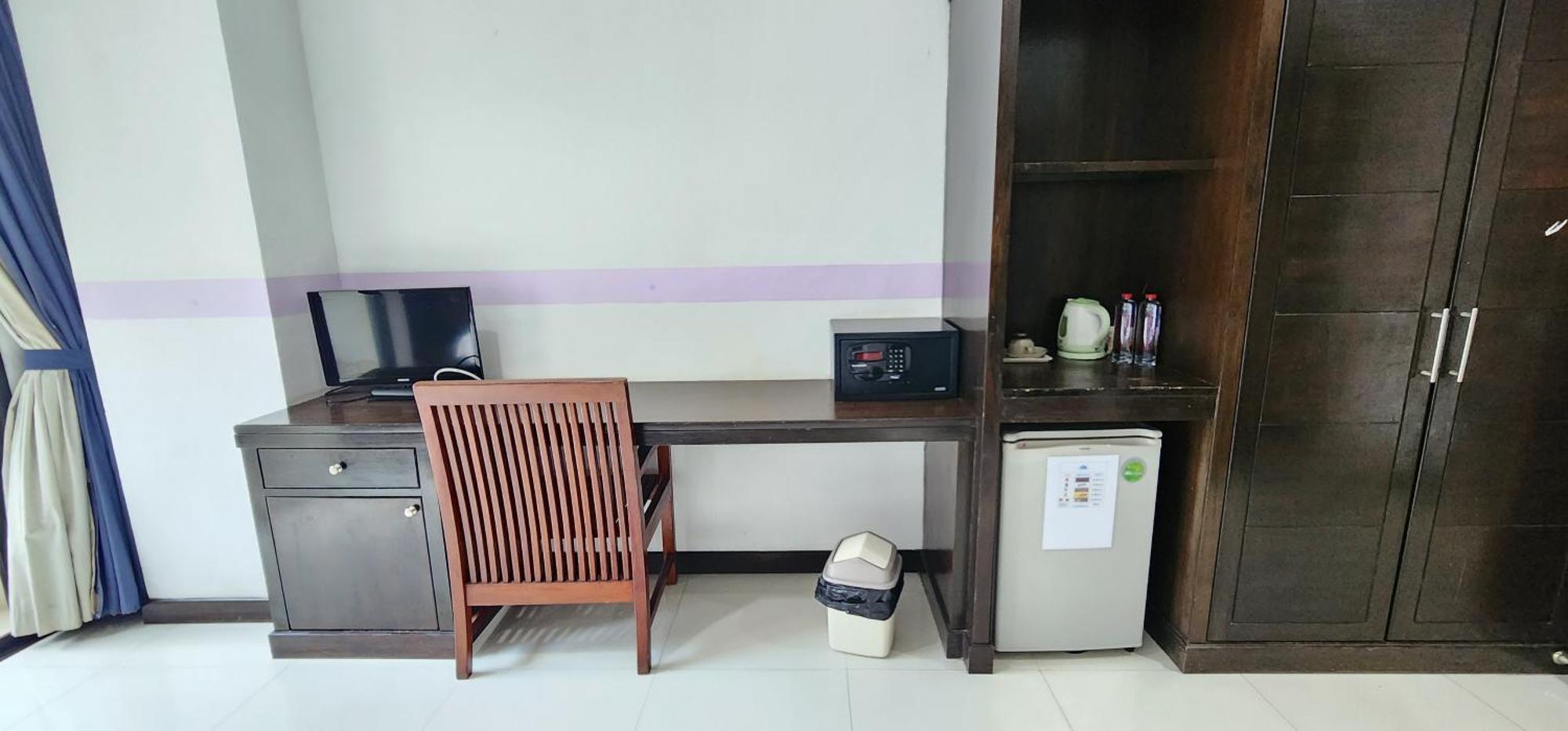 D C Patong Hotell Eksteriør bilde