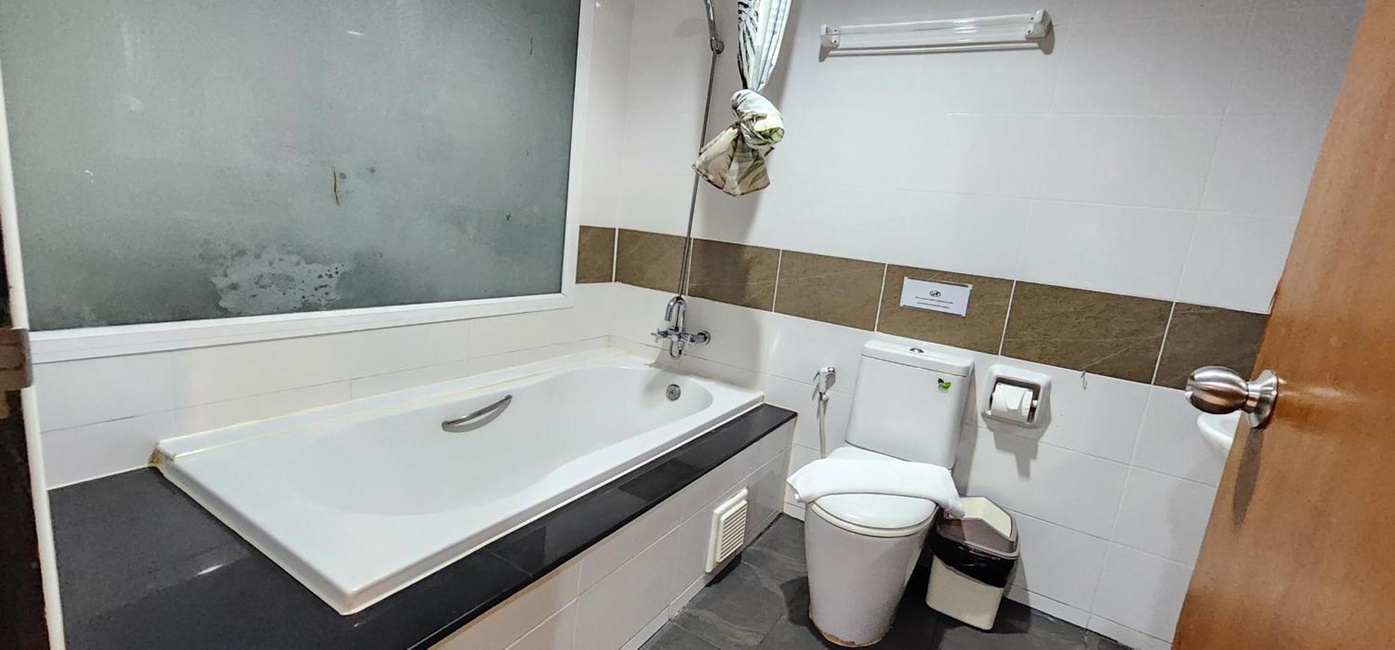 D C Patong Hotell Eksteriør bilde