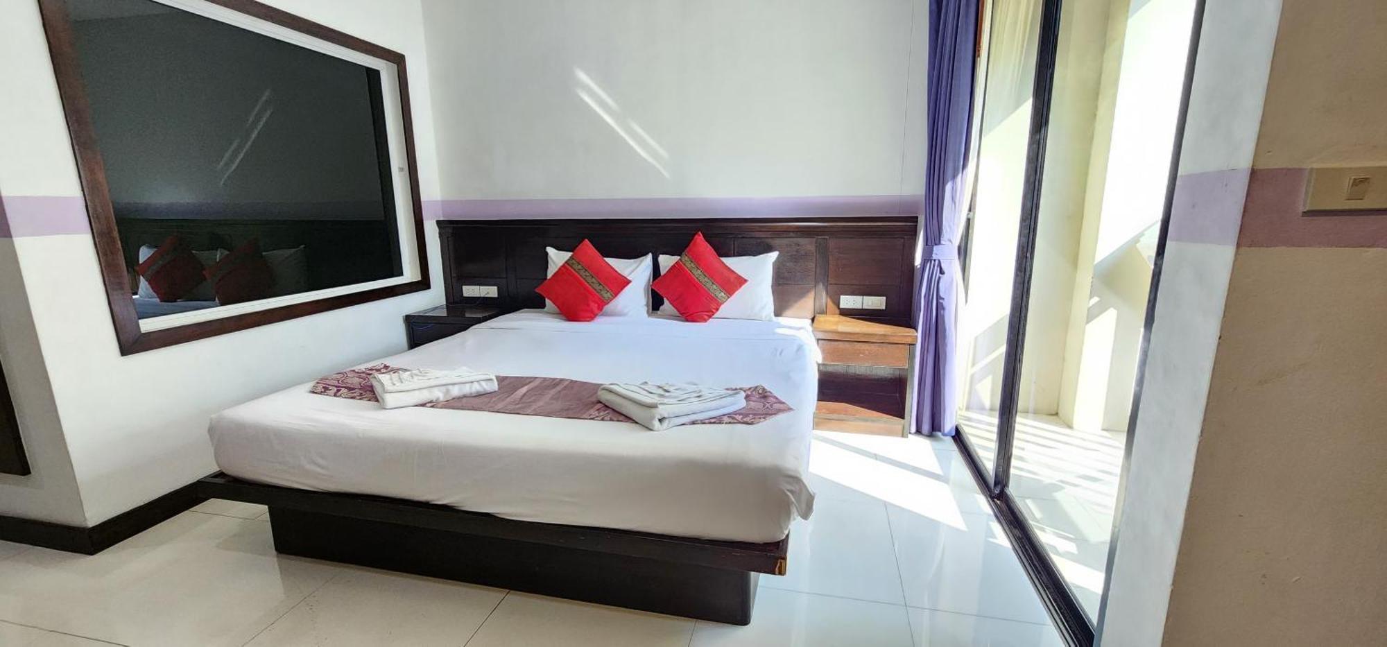 D C Patong Hotell Eksteriør bilde