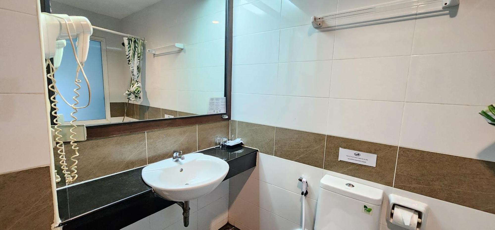 D C Patong Hotell Eksteriør bilde
