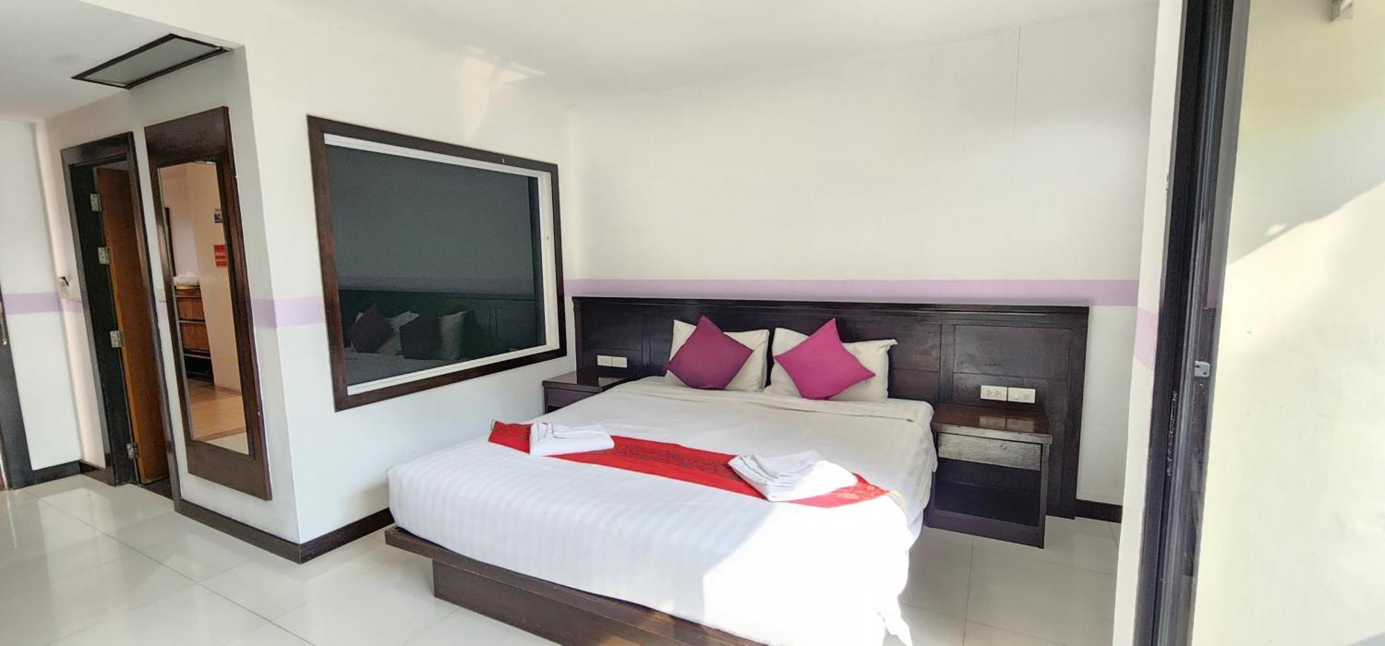 D C Patong Hotell Eksteriør bilde
