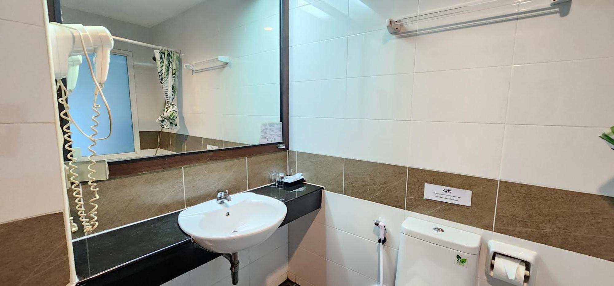 D C Patong Hotell Eksteriør bilde