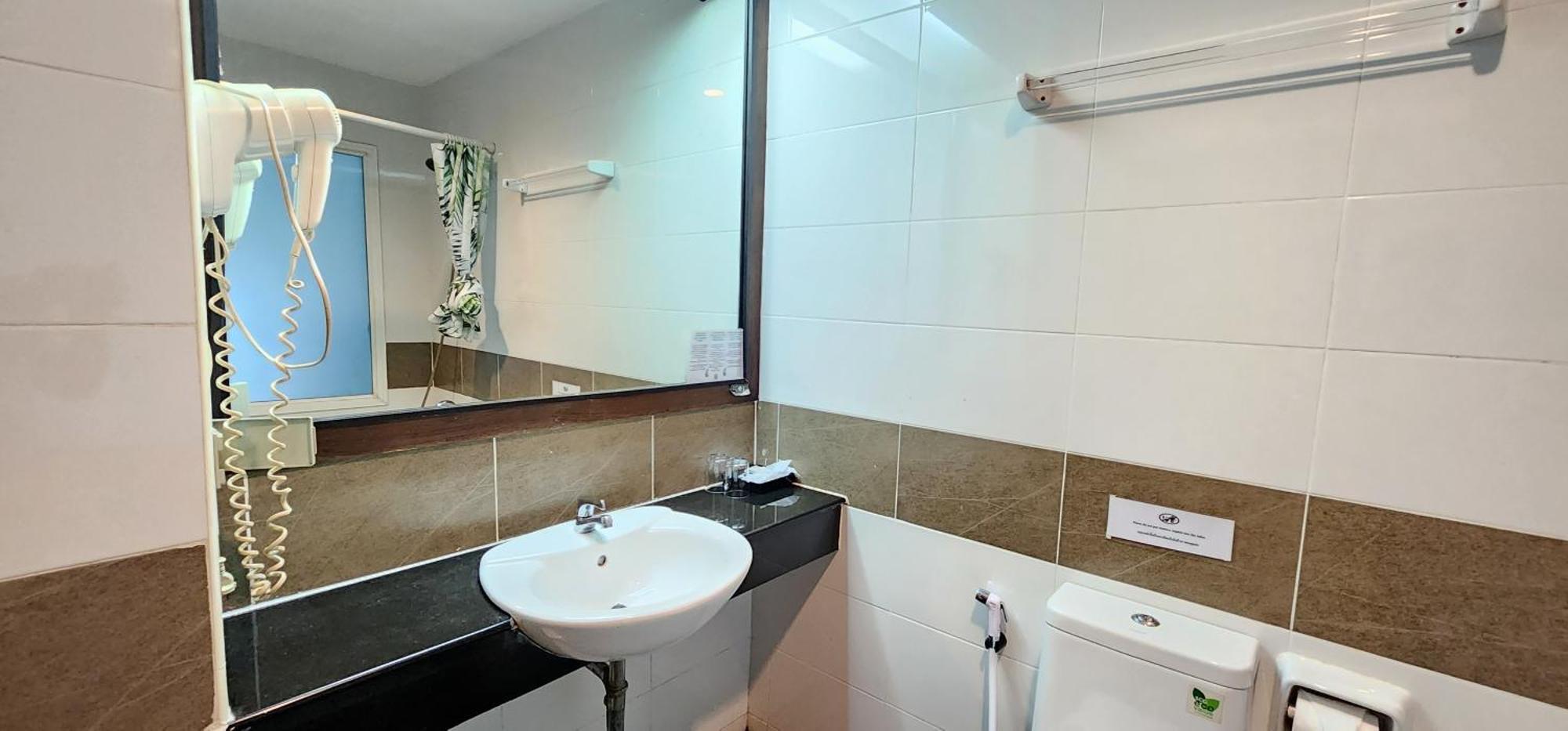D C Patong Hotell Eksteriør bilde