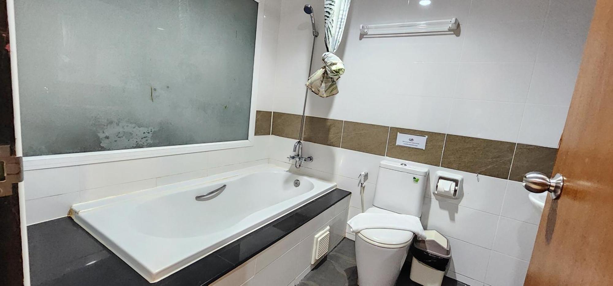 D C Patong Hotell Eksteriør bilde