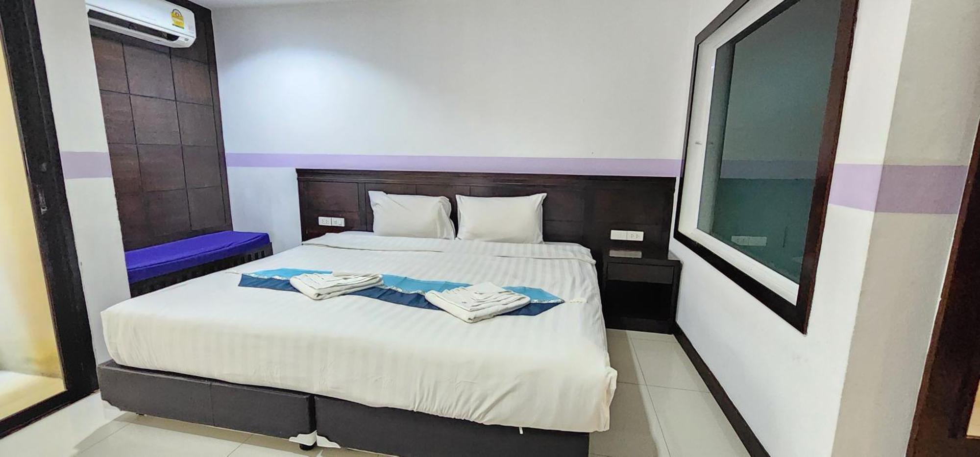 D C Patong Hotell Eksteriør bilde