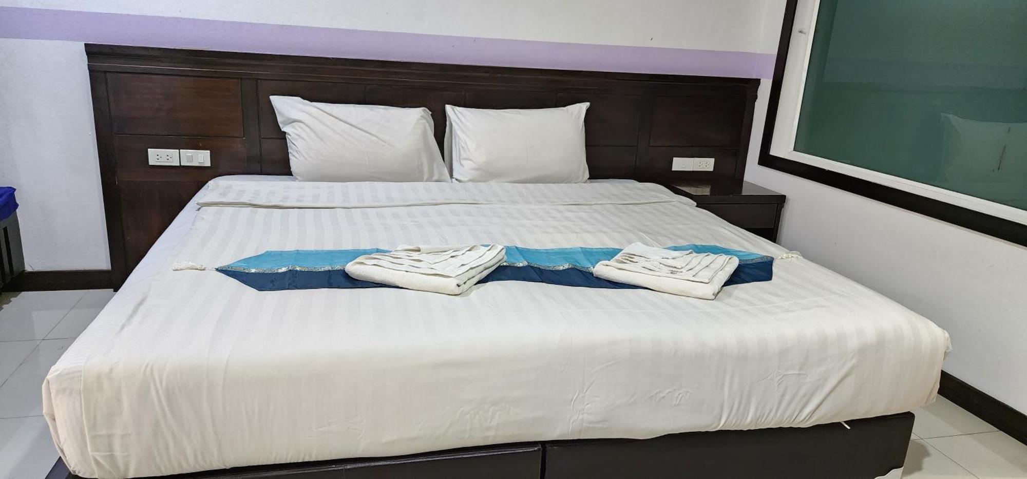 D C Patong Hotell Eksteriør bilde