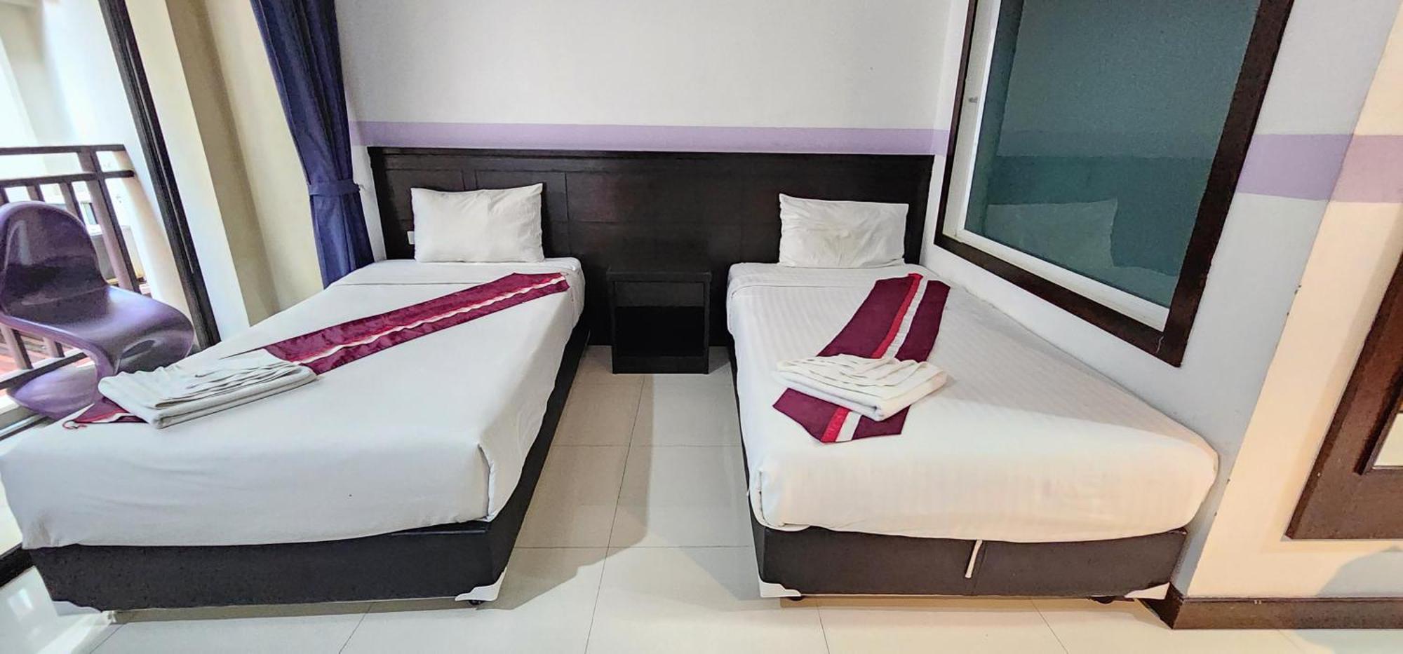 D C Patong Hotell Eksteriør bilde